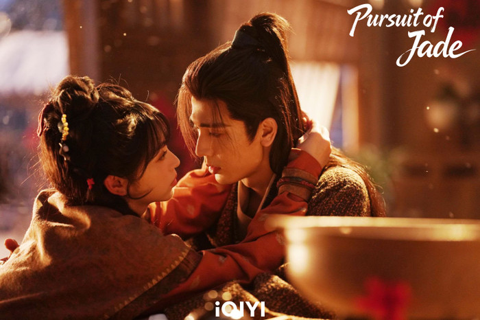 Bộ phim đang phát sóng nhận được nhiều sự quan tâm nhờ mô-típ cưới trước yêu sau quen thuộc nhưng được triển khai theo hướng nhẹ nhàng, dễ xem. Câu chuyện xoay quanh mối quan hệ giữa một tiểu thư xuất thân bình dân và vị hầu gia quyền quý, từ những ràng buộc ban đầu dần chuyển thành tình cảm. Thời gian gần đây, phim càng gây chú ý khi xuất hiện thông tin lộ trước nội dung các tập cuối, khiến lượng thảo luận tăng mạnh.