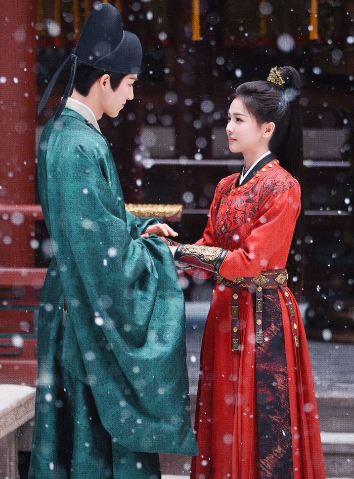 Lấy bối cảnh triều Đường, phim kết hợp yếu tố cung đình với trinh thám, tạo nên nhịp kể nhanh và nhiều tình tiết hấp dẫn. Nhân vật nữ quan thông minh cùng cộng sự liên tục phá giải các vụ án bí ẩn, đồng thời từng bước làm sáng tỏ những uẩn khúc liên quan đến gia tộc. Sau khi kết thúc, tác phẩm vẫn giữ được sức nóng nhờ kịch bản chặt chẽ.