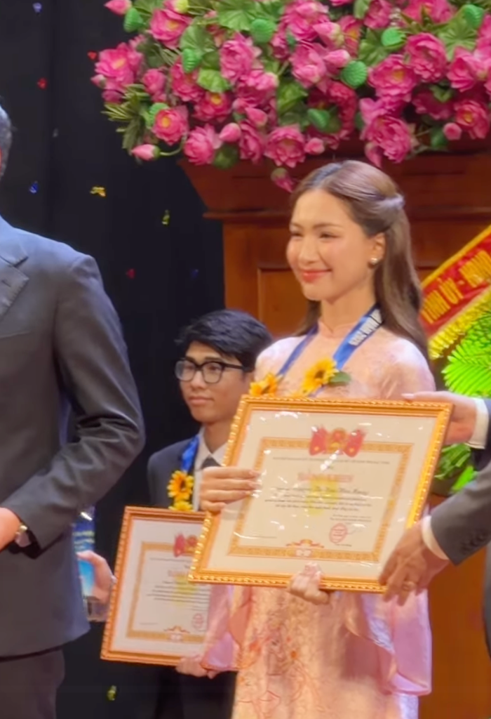 Khoảnh khắc Hòa Minzy được xướng tên.