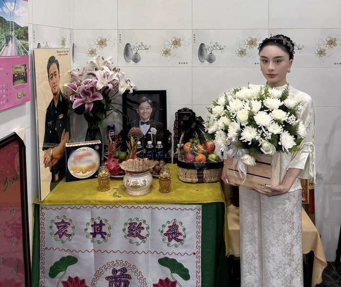 Lâm Khánh Chi gây xúc động khi đến viếng cố nghệ sĩ Quý Bình.