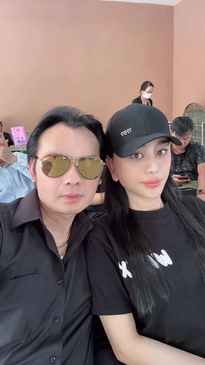 Lâm Khánh Chi cùng đồng nghiệp đến đưa tiễn Quý Bình hồi 1 năm trước.