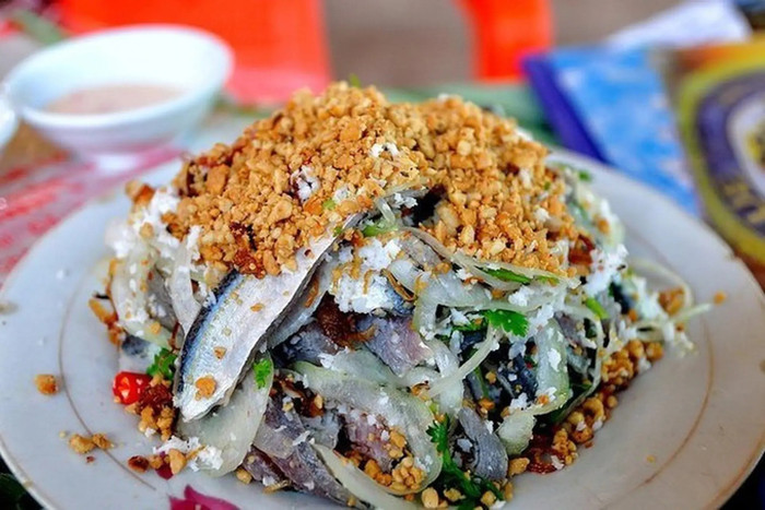 Gỏi cá trích ăn kèm bánh tráng cuốn là đúng chuẩn đặc sản biển.