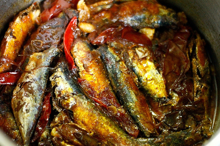 Món cá trích kho được nhiều người ưa chuộng. Đặc biệt, kho với cà ăn cực bắt cơm.&nbsp;