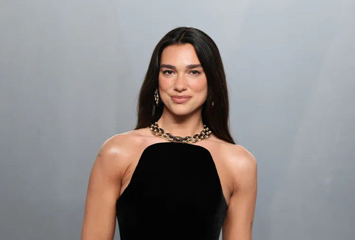 Dua Lipa tham dự bữa tiệc Vanity Fair Oscar Party năm 2026 tại Los Angeles. Ảnh: Getty Images