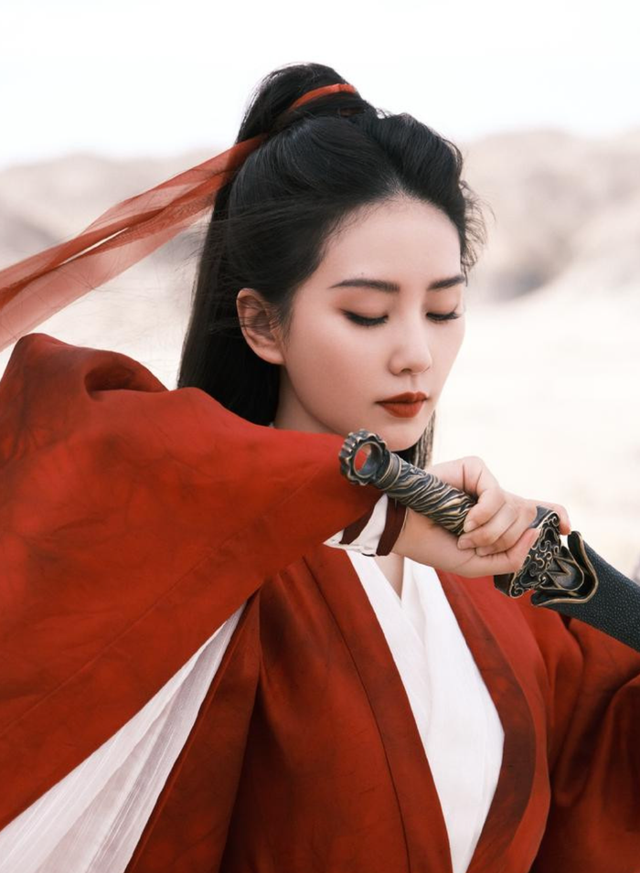 Vẻ đẹp điềm tĩnh và những đường kiếm uyển chuyển của Lưu Thi Thi trong Nhất Niệm Quan Sơn. - Ảnh: NSX