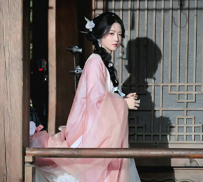 Hình tượng nữ chiến binh trưởng thành, vừa mềm mại vừa kiên cường của Lư Dục Hiểu trong Nhập Thanh Vân. - Ảnh: Weibo