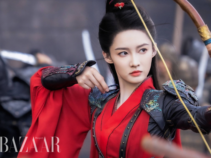 Lý Thấm với phong thái tự tin và kỹ năng bắn cung điêu luyện của nữ xạ thủ trong Nhất Tiếu Tùy Ca. - Ảnh: Harper's Bazaar