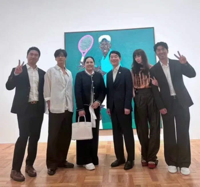 Lần gần đây nhất Won Bin lộ diện là thông qua ảnh chụp chung với những người quen khi xuất hiện ở chốn đông người vào tháng 7 năm ngoái. Ảnh: Instagram inbeelievable