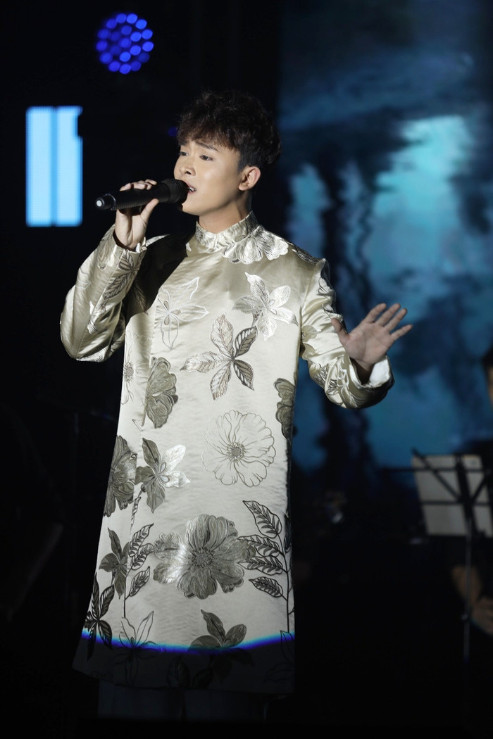 Hồ Văn Cường hát trích đoạn Tiếng trống Mê Linh, khán giả phản ứng mạnh mẽ Ảnh 3