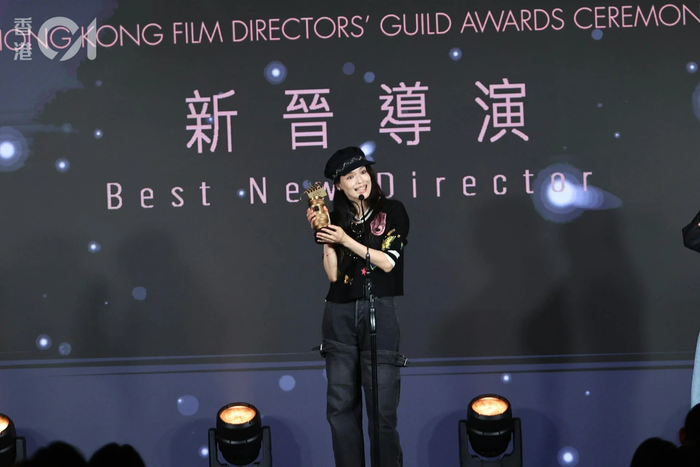 Thư Kỳ thể hiện sự khéo léo khi nhận giải thưởng. Ảnh: HK01