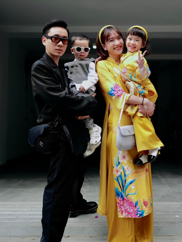 Khoảnh khắc hạnh phúc của JustaTee và Trâm Anh cùng các con.