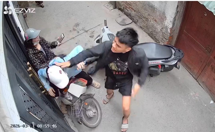 Camera an ninh ghi lại cảnh thanh niên hành hung cô gái. Ảnh cắt từ clip