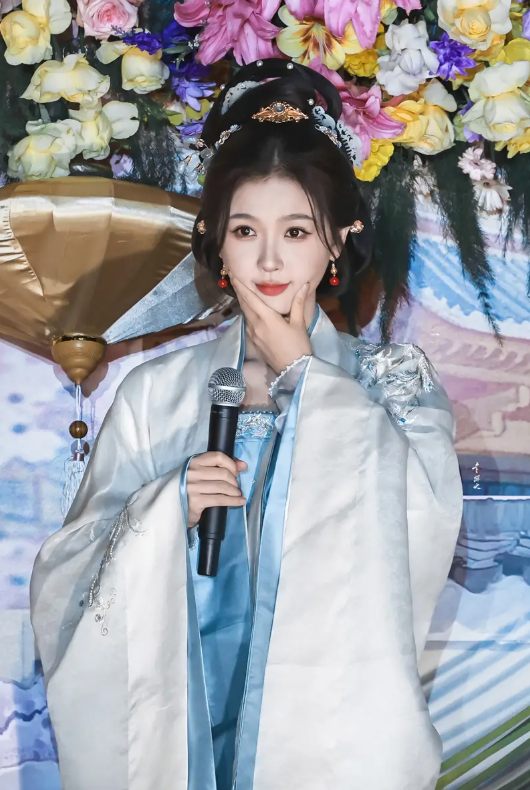 Ngu Thư Hân xuất hiện với tạo hình cổ trang.