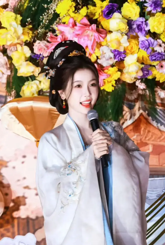 Trong bộ ảnh, Ngu Thư Hân diện trang phục cổ trang với gam trắng xanh chủ đạo.