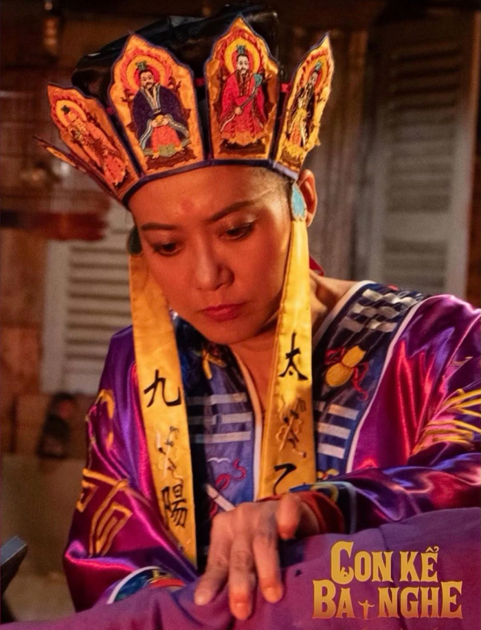 Hồng Ánh vào vai bà hầu đồng trong Con Kể Ba Nghe. - Ảnh: NSX