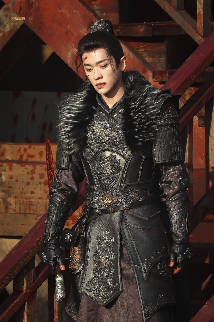 Xếp thứ 7, Thừa Lỗi ghi dấu với hình ảnh võ tướng trẻ trong Cẩm Nguyệt Như Ca. Lối diễn xuất tiết chế cùng khí chất lạnh giúp anh tạo nên nét cuốn hút riêng.