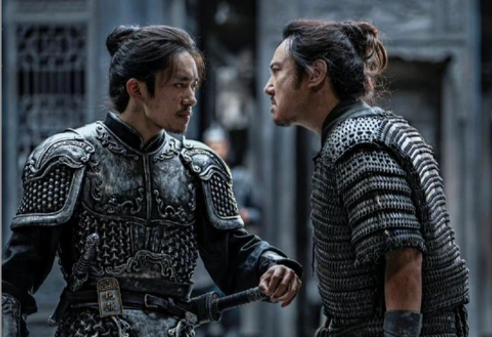 Ở vị trí thứ 9, Dịch Dương Thiên Tỉ tạo bước chuyển mình đáng chú ý với vai diễn trong Mãn Giang Hồng. Tạo hình giáp trụ nặng nề góp phần làm nổi bật hình ảnh gai góc, trưởng thành hơn của nam diễn viên.