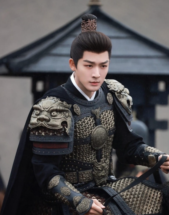 Xếp thứ 10, Trương Vãn Ý gây ấn tượng với vẻ ngoài chính trực và phong thái điềm đạm trong Liễu Chu Ký. Hình tượng vương gia văn võ song toàn giúp anh ghi điểm nhờ khí chất anh hùng rõ nét.