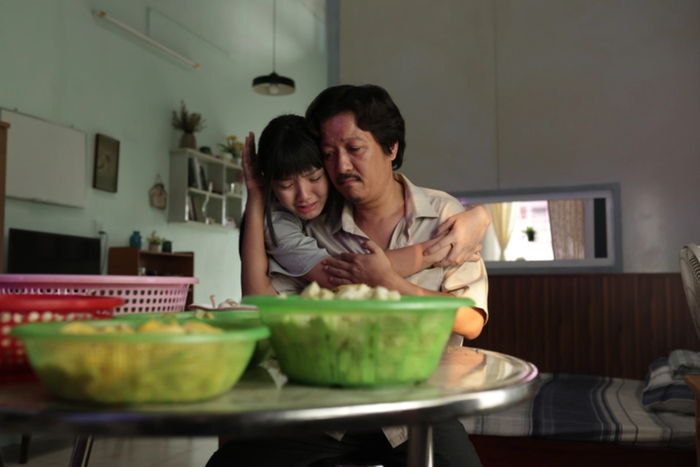 Phân cảnh đầy xúc động do Trường Giang và MInh Anh thủ vai phim Nhà Ba Tôi Một Phòng. - Ảnh: NSX