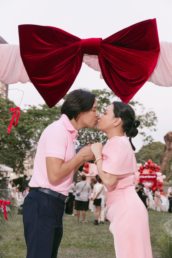 Việt Hương và chồng tình tứ hôn môi ở tiệc thôi nôi con gái Gin Tuấn Kiệt.