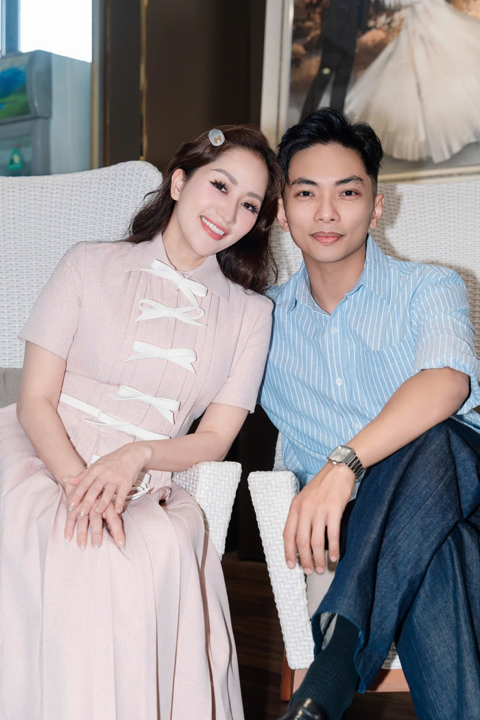 Khánh Thi luôn được Phan Hiển hết mực chăm sóc, cưng chiều. Ảnh: FBNV