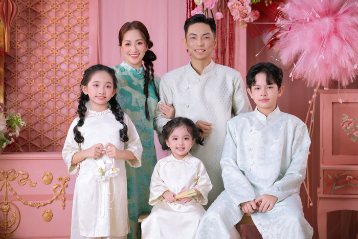 Gia đình nhỏ hạnh phúc của Khánh Thi và Phan Hiển. Ảnh: FBNV