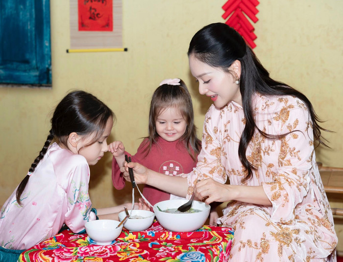 Nữ diễn viên tìm thấy sự bình yên khi tự tay chăm sóc và đồng hành cùng hai con gái trong cuộc sống thường nhật. - Ảnh: FBNV