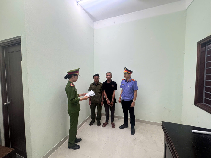 Đối tượng Nguyễn Hữu Mỹ tại thời điểm lắng nghe lực lượng chức năng đọc lệnh bắt tạm giam. Ảnh: Công an TP Đà Nẵng