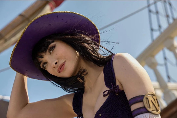 Lera Abova trong vai Nico Robin.