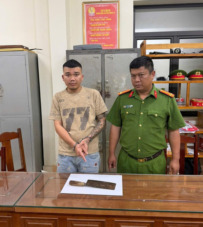 Đối tượng Dương Hữu Ninh và hung khí gây án tại cơ quan Công an. Ảnh: TTĐT Bộ Công an