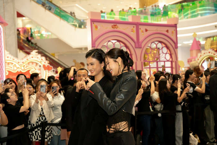 NSƯT Kim Tuyến và Đổng Ánh Quỳnh vui vẻ tạo hình trái tim khi xuất hiện ở một sự kiện. Ảnh: FBNV