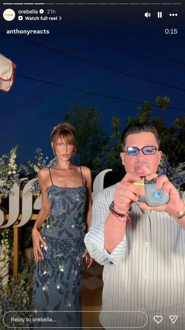 Bella Hadid tạo dáng chụp ảnh tại buổi tiệc ra mắt nước hoa Ôrəbella Jasmine Blue mới.&nbsp;