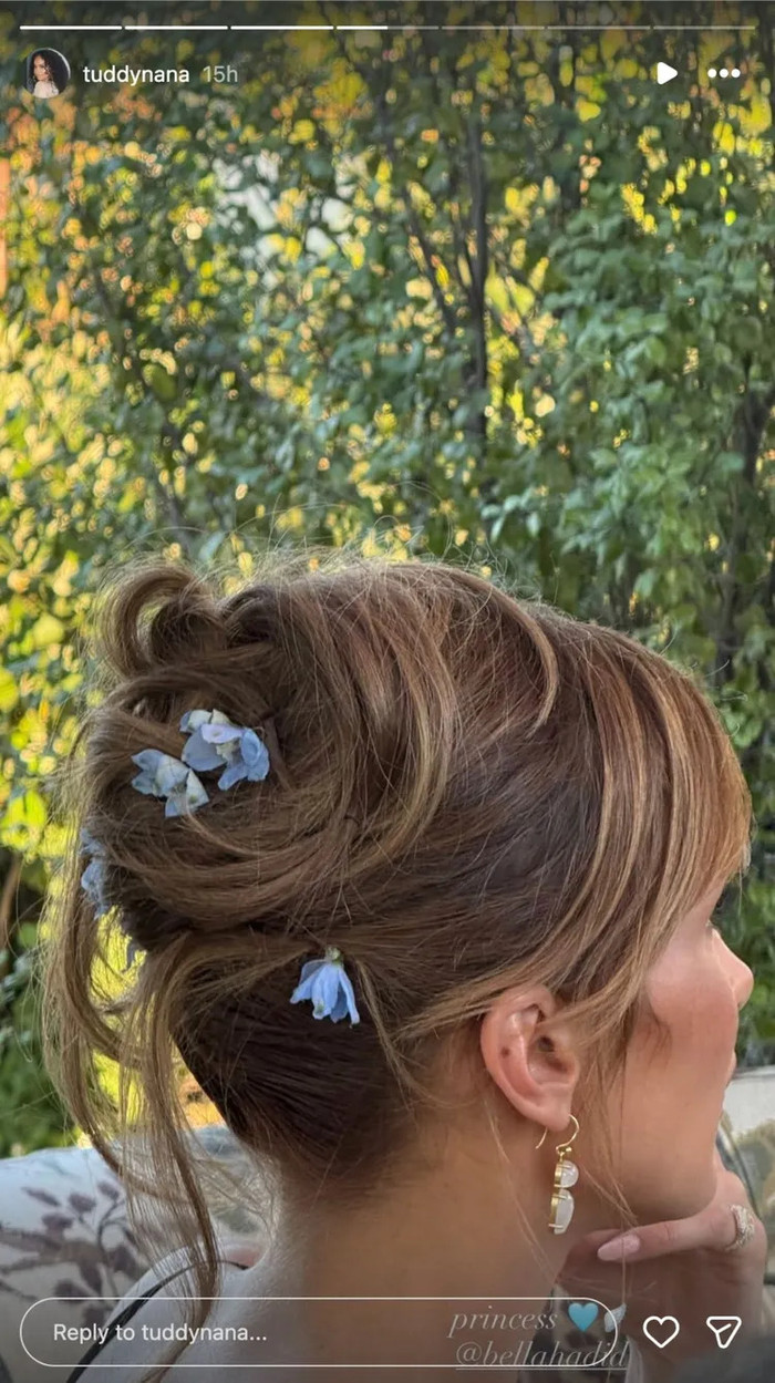 Kiểu tóc búi hoa lãng mạn của Bella Hadid.&nbsp;