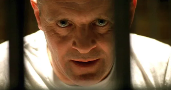 Ánh mắt không chớp và biểu cảm tiết chế tạo nên sự ám ảnh đặc trưng