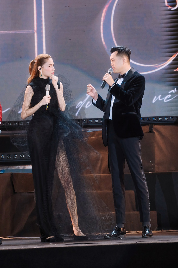 Hồ Ngọc Hà diện đồ xuyên thấu đi diễn, một chi tiết gây xôn xao Ảnh 1