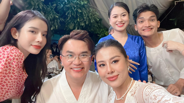 Lâm Vỹ Dạ cùng các đồng nghiệp tham dự đám cưới Gin Tuấn Kiệt ở miền Tây.