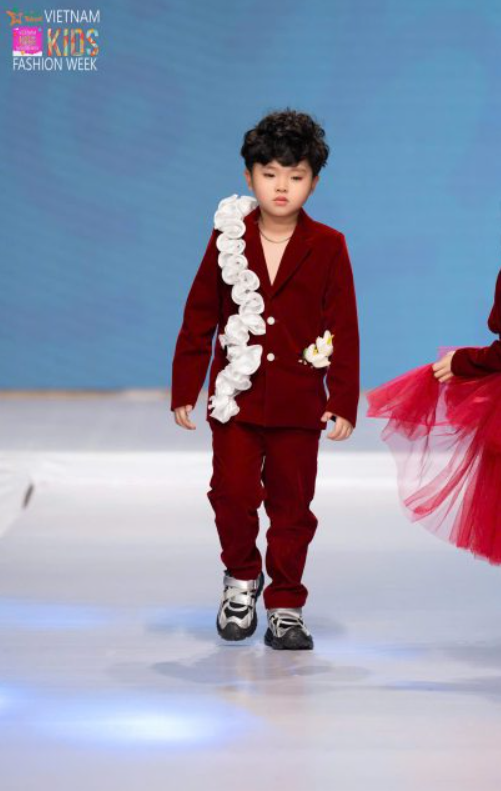 Bình Nguyên trên sàn diễn thời trang với phong thái tự tin