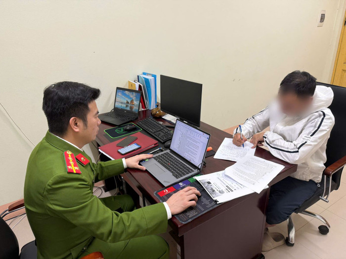 Cơ quan Công an làm việc với chủ tài khoản Facebook. Ảnh: Công an tỉnh Bắc Ninh&nbsp;