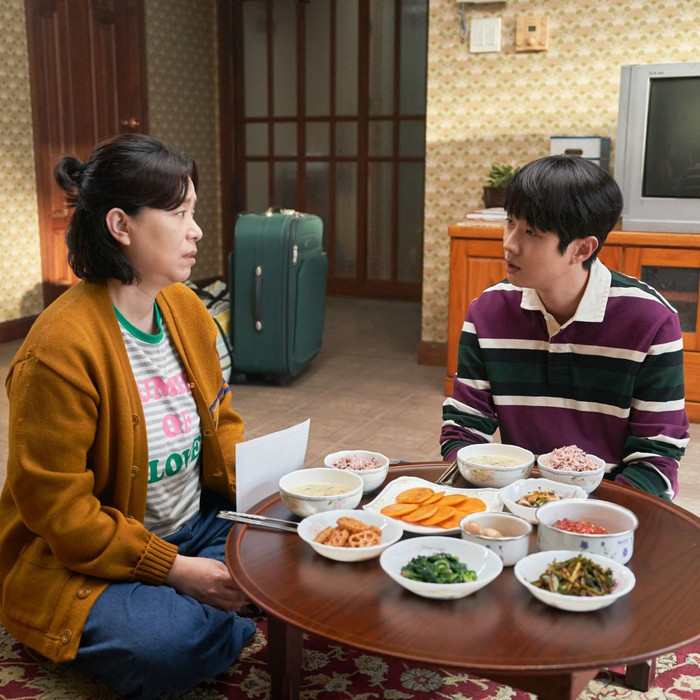 Xếp vị trí thứ 2 trên bảng xếp hạng là bộ phim Hàn Quốc Đếm Ngày Xa Mẹ.