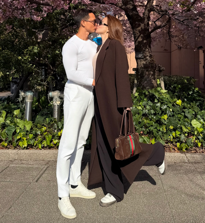 Hồ Ngọc Hà và Kim Lý thoải mái thể hiện hành động tình tứ ở chốn đông người. Ảnh: FBNV