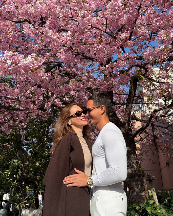 Hồ Ngọc Hà cười tươi rói trong lúc chụp hình với Kim Lý. Ảnh: FBNV