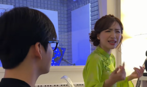 Biểu cảm Hòa Minzy gây chú ý khi dạy nam ca sĩ trẻ Hùng Huỳnh hát bài 'Đẹp Mã'. Nguồn: SaoVbiz