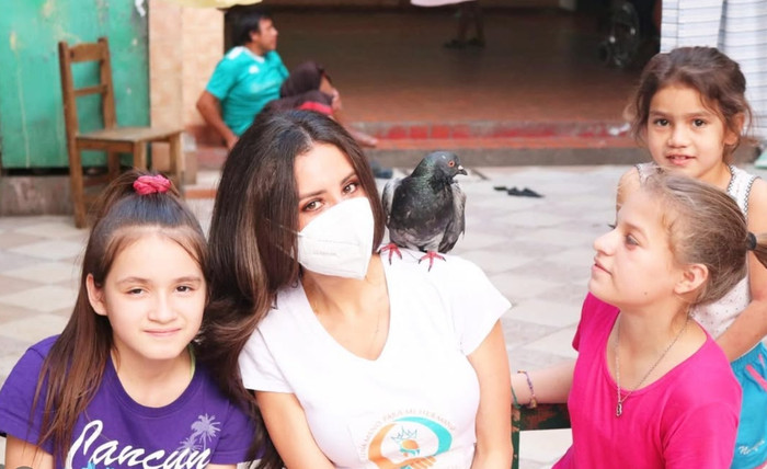 Fátima Nohelia Rodríguez tham gia hoạt động cộng đồng cùng trẻ em thông qua tổ chức 'Una Mano para mi Hermano' của cô. Ảnh: IGNV