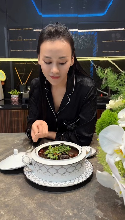 Phương Oanh trổ tài vào bếp thực hiện món ăn cầu kỳ.