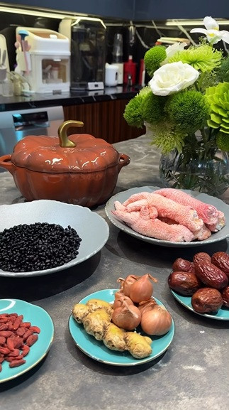 Chân của gà Đông Tảo từ lâu được xem là nguyên liệu quý trong ẩm thực Việt Nam.