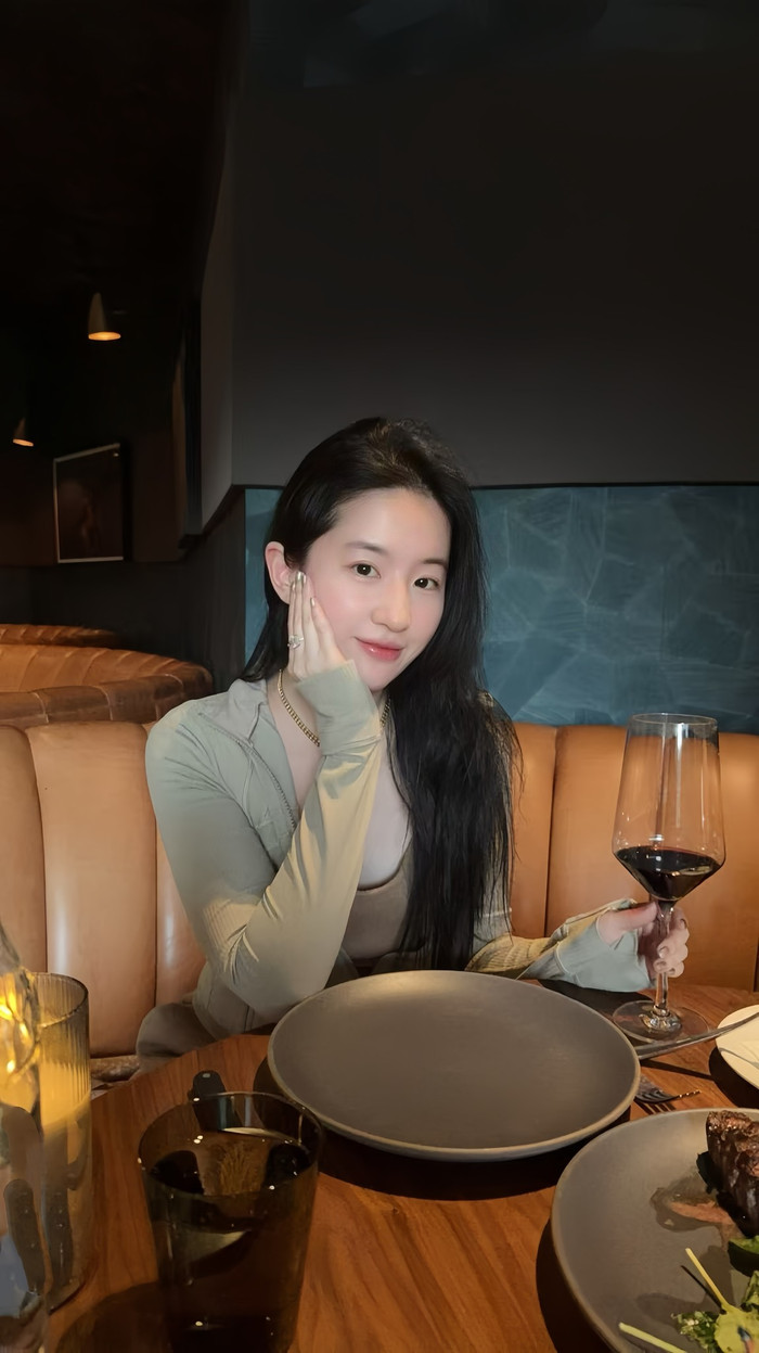 Lưu Diệc Phi thoải mái để mặt mộc khi đăng ảnh đời thường. Ảnh: IGNV