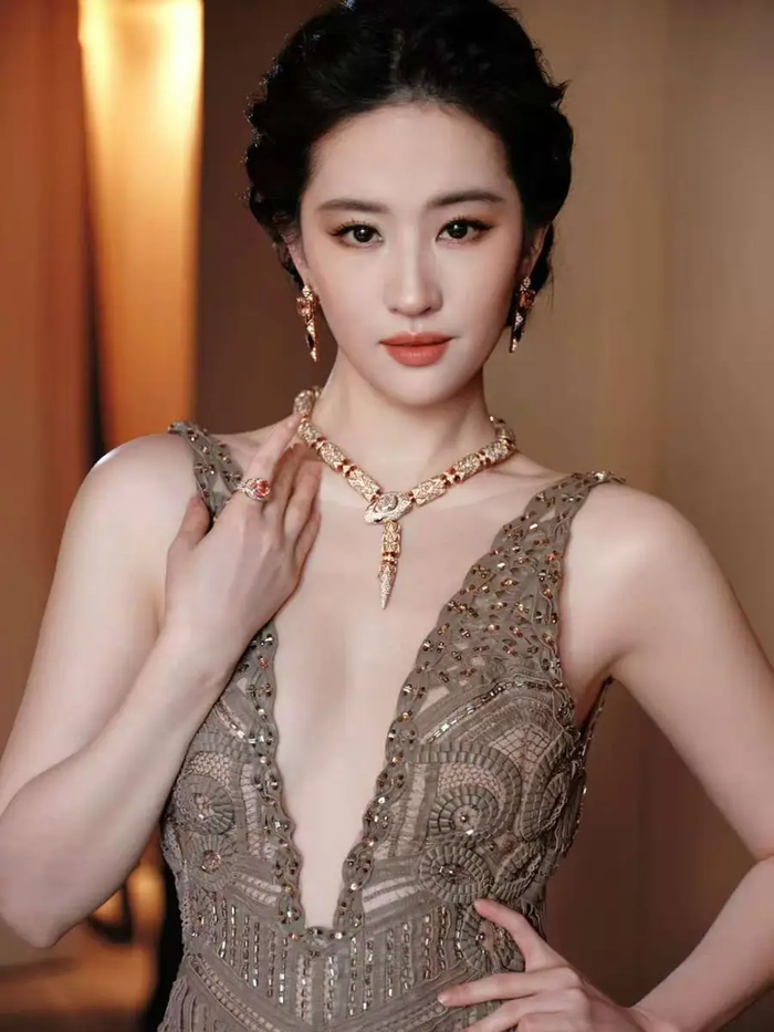 Lưu Diệc Phi tự tin diện váy hở bạo. Ảnh: Sohu