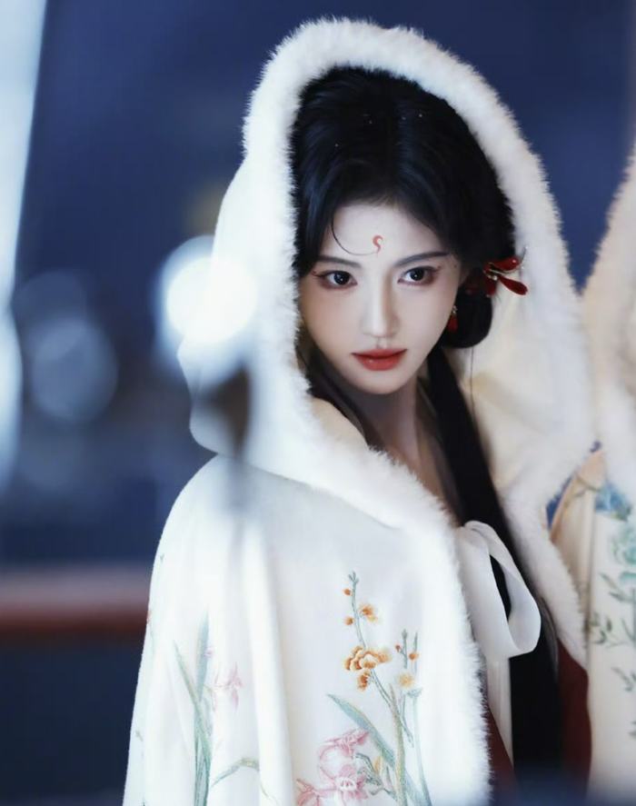 Nữ diễn viên khoe nhan sắc không góc chết trong những khung hình mới nhất. - Ảnh: Weibo