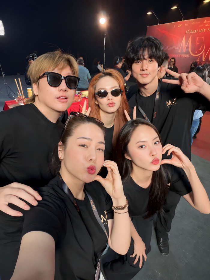 Nhật Kim Anh cùng dàn cast của bộ phim.&nbsp;