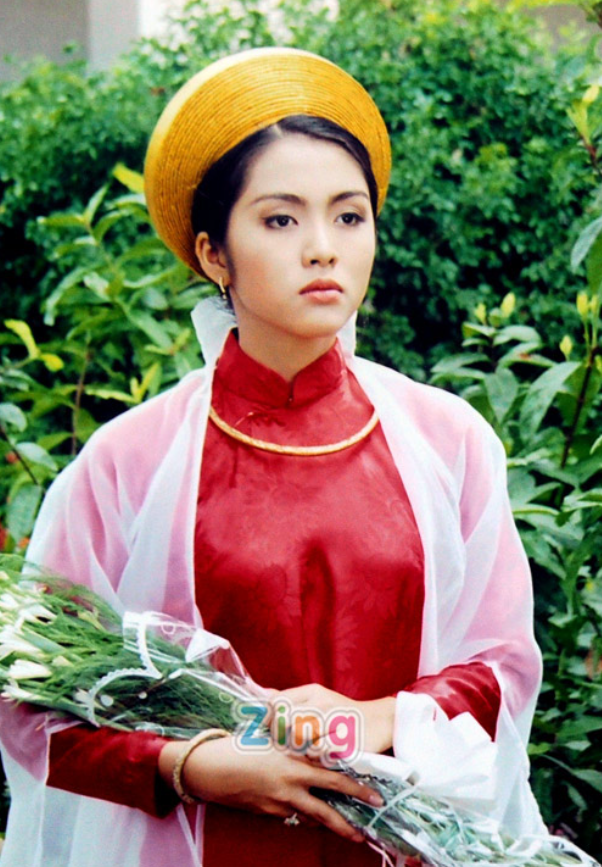 Tăng Thanh Hà trong vai Mộng Cầm, hình ảnh nàng thơ dịu dàng.